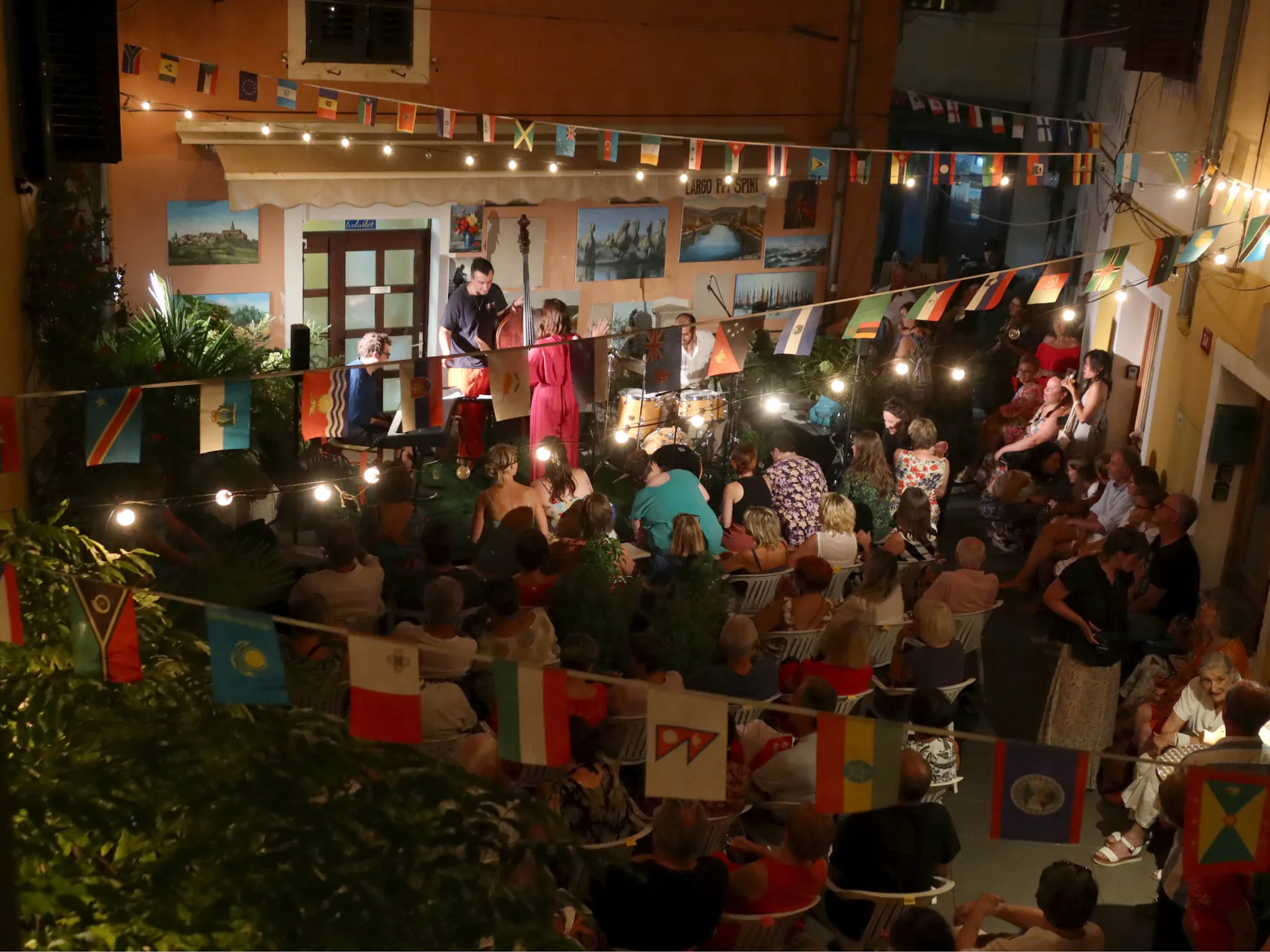 Koncert v Largu pri špini, fotografiran od zgoraj